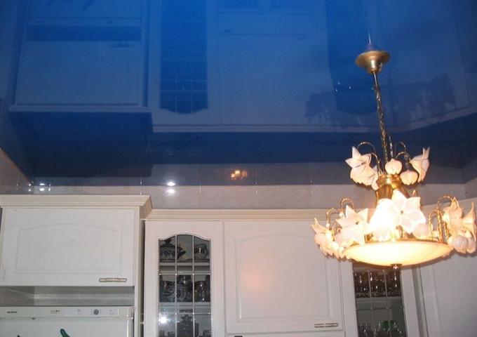 Изображение Глянцевый потолок на кухню