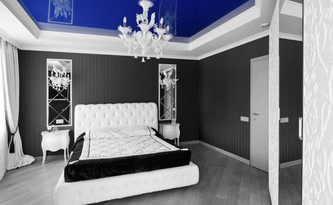 Натяжной потолок синий глянцевый спальня