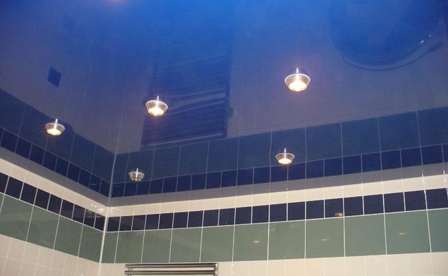 Натяжной потолок в ванну синий