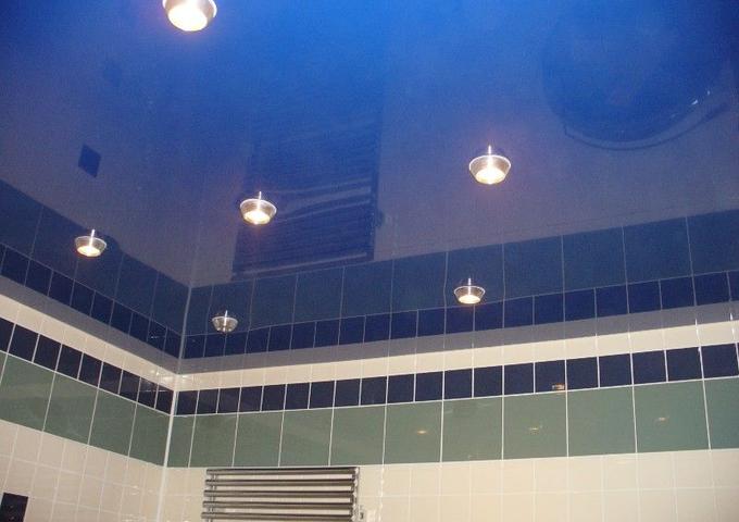 Изображение Натяжной потолок в ванну синий