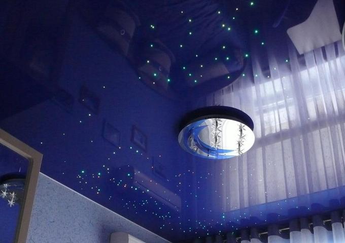 Изображение Глянцевый потолок в детскую синий
