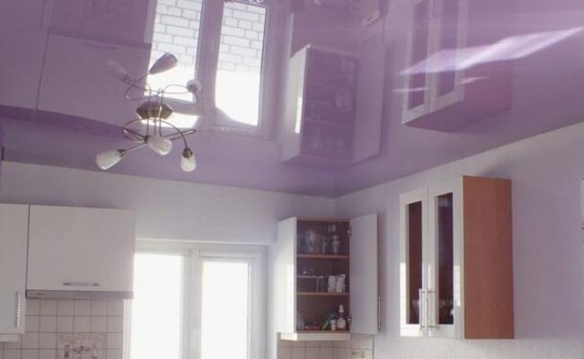 Сиреневый потолок на кухне