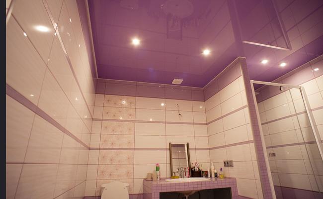 Глянцевый потолок ванная комната