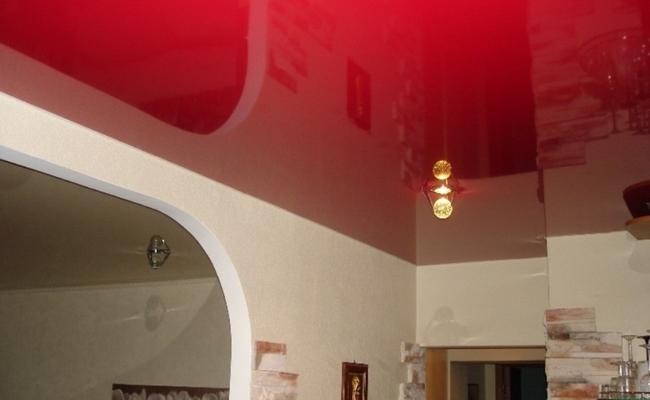 Бордовый потолок на кухне глянцевый