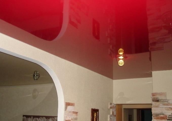 Картинка Бордовый потолок на кухне глянцевый