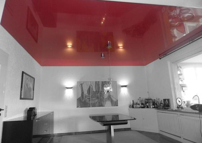 Фото Потолок на кухне глянцевый бордовый