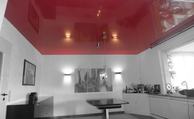 Потолок на кухне глянцевый бордовый