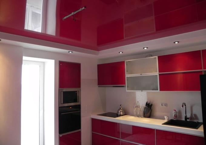 Изображение Потолок на кухне бордовый цвет