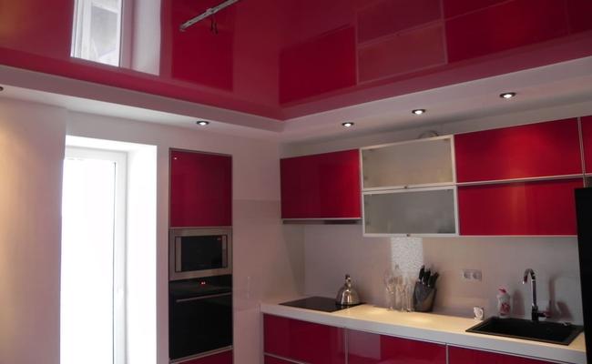 Потолок на кухне бордовый цвет