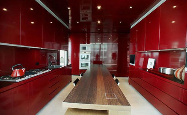 Натяжной бордовый потолок на кухню