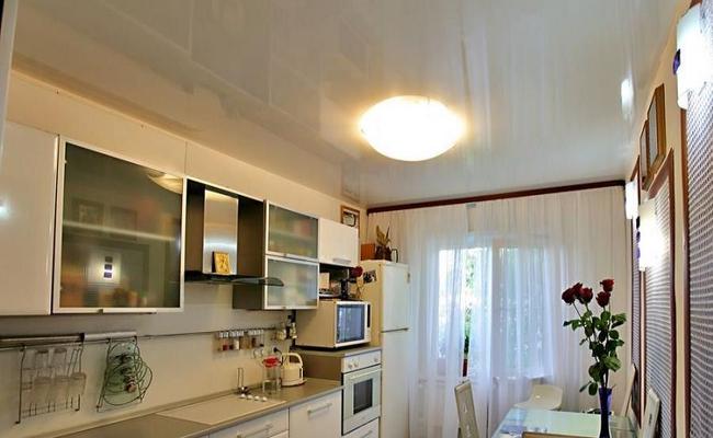 Белый потолок на кухню