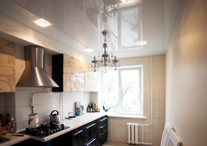 Изображение Белый натяжной потолок на кухню