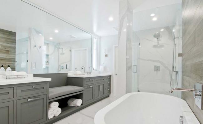 Белый натяжной потолок ванна