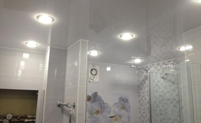 Белый глянцевый потолок ванна