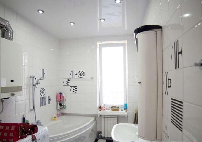 Фото Белый глянцевый потолок ванная комната