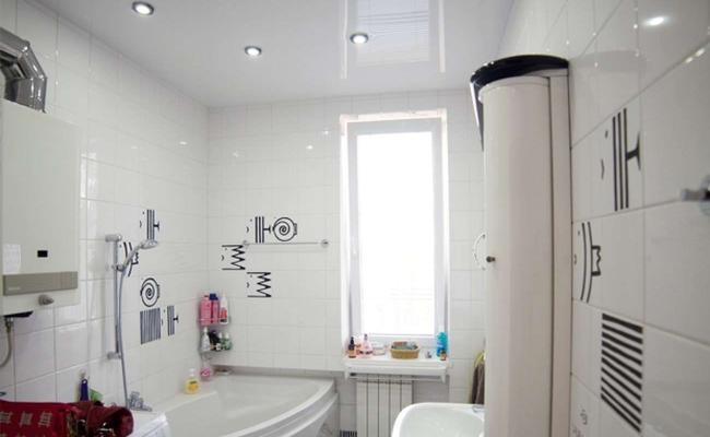 Белый глянцевый потолок ванная комната