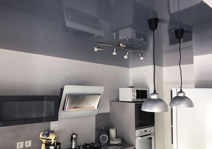 Картинка Глянцевый потолок на кухню бело-серый