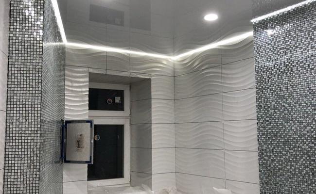 Бело серый глянцевый потолок в ванную