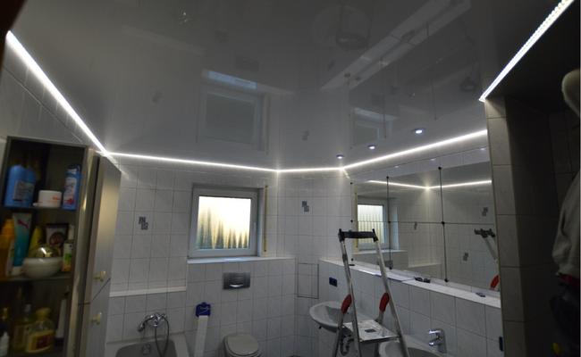 Бело серый глянцевый потолок в ванную комнату