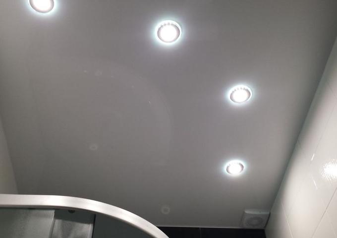 Изображение Бело серый потолок в ванную комнату