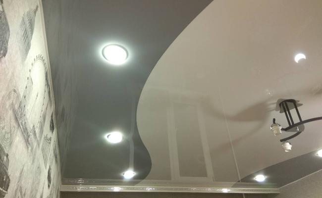 Бело серый потолок в ванную глянцевый