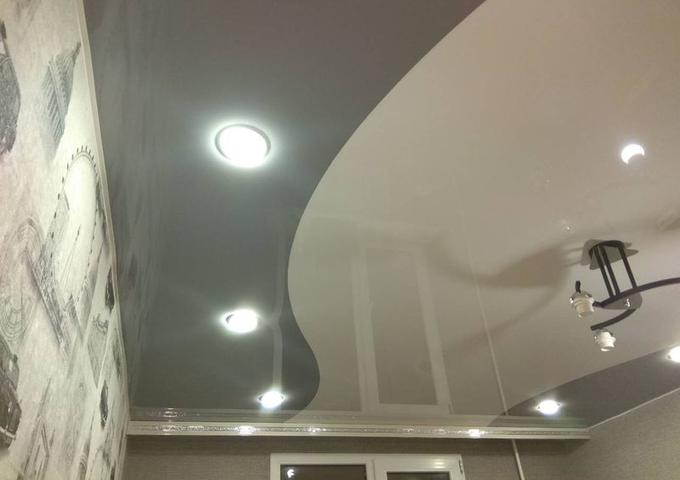 Изображение Бело серый потолок в ванную глянцевый