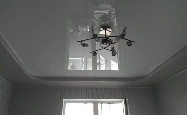 Бело-серый глянцевый потолок в детскую комнату