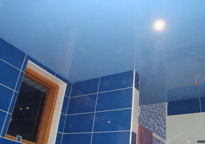 Картинка Глянцевый потолок голубой для ванной комнаты