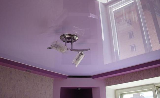 Фиолетовый потолок кухня