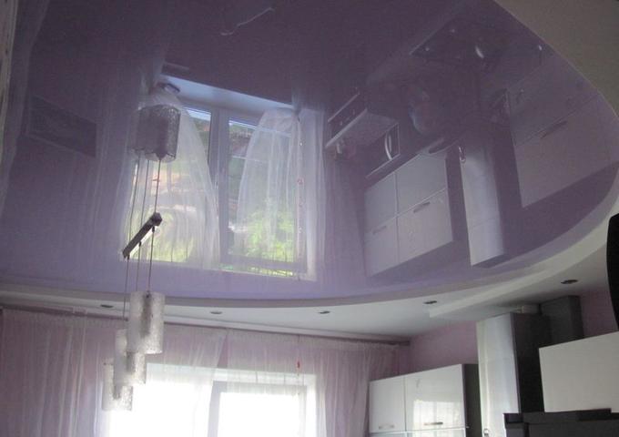 Фото Фиолетовый потолок кухня глянец