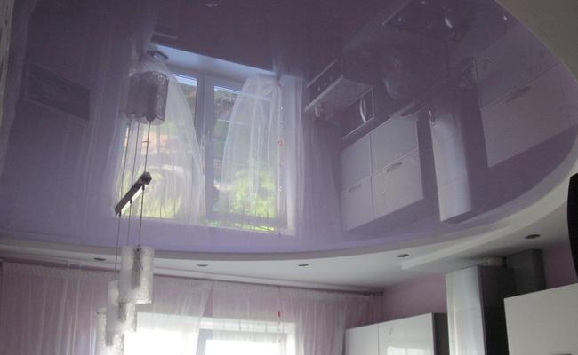 Фиолетовый потолок кухня глянец