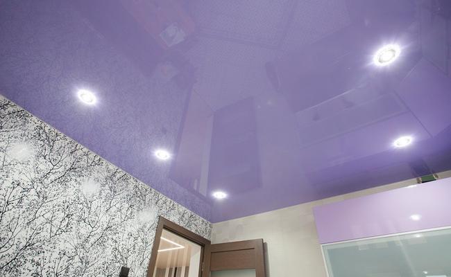 Фиолетовый натяжной потолок кухня глянец