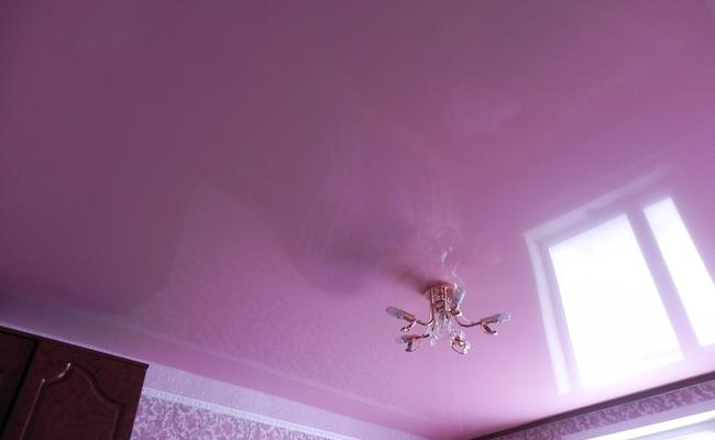 Фиолетовый натяжной потолок спальня