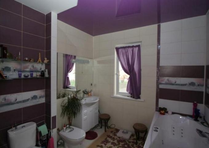 Картинка Фиолетовый потолок ванная