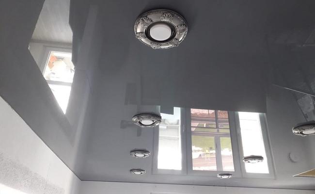 Серый натяжной потолок на кухню глянец