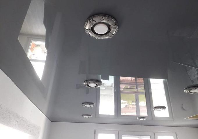 Картинка Серый натяжной потолок на кухню глянец