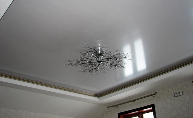 Серый натяжной глянцевый потолок на кухню