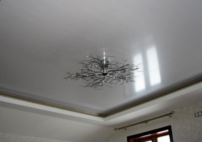 Картинка Серый натяжной глянцевый потолок на кухню