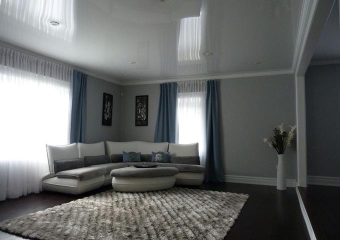 Изображение Серый глянцевый натяжной потолок в гостинную