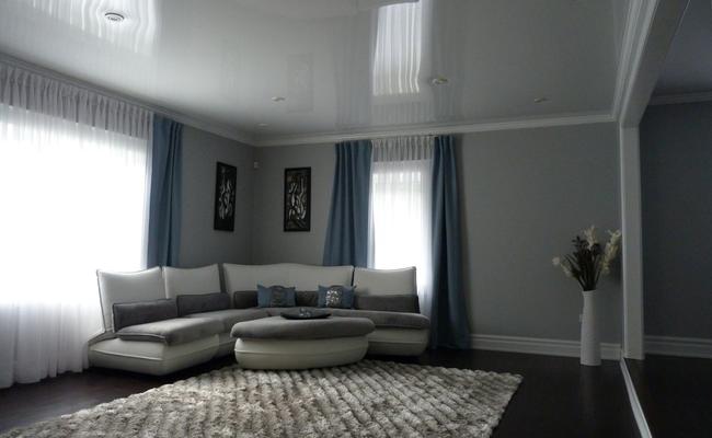 Серый глянцевый натяжной потолок в гостинную