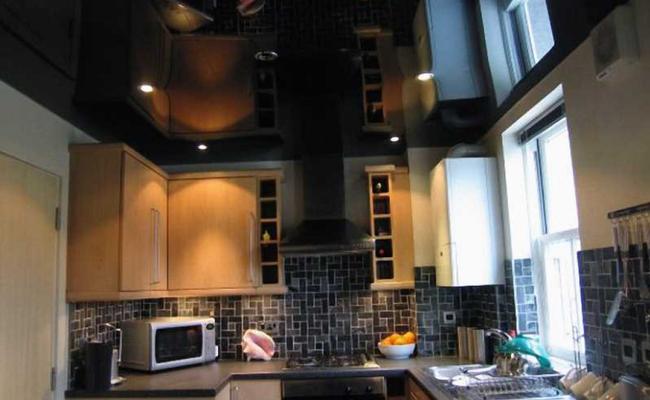 Черный потолок кухня глянец
