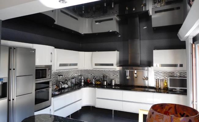Черный натяжной потолок кухня глянец
