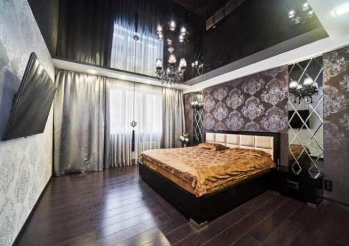 Фото Черный глянцевый потолок в комнате