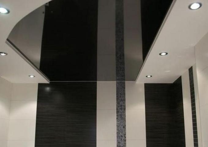 Картинка Черный глянцевый потолок в ванной
