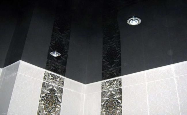 Черный потолок в ванной комнате