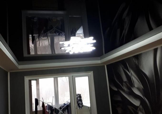 Картинка Черный глянцевый потолок в детской комнате