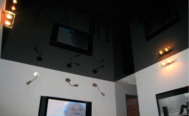Черный глянцевый потолок в детскую комнату