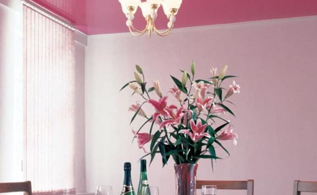 Розовый потолок глянец на кухню