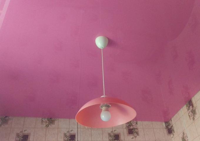 Изображение Розовый натяжной глянцевый потолок