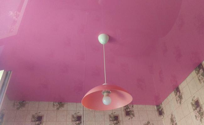 Розовый натяжной глянцевый потолок
